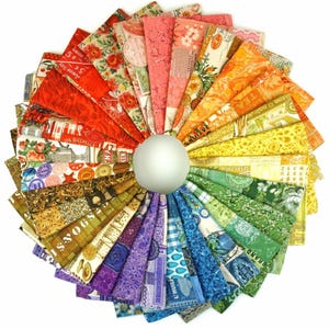 Puede incluir: Una colorida variedad de muestras de tela dispuestas en un patrón circular, irradiando desde una esfera blanca central. Las piezas de tela muestran una variedad de patrones y colores, incluyendo diseños florales, de texto y geométricos. La paleta de colores va del rojo y naranja al verde y azul.