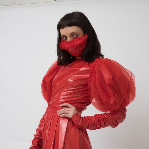 IN LOVING MEMORY corps en vinyle rouge fétiche - costume de chat en PVC laqué - organza - manches ballon - jupe plissée