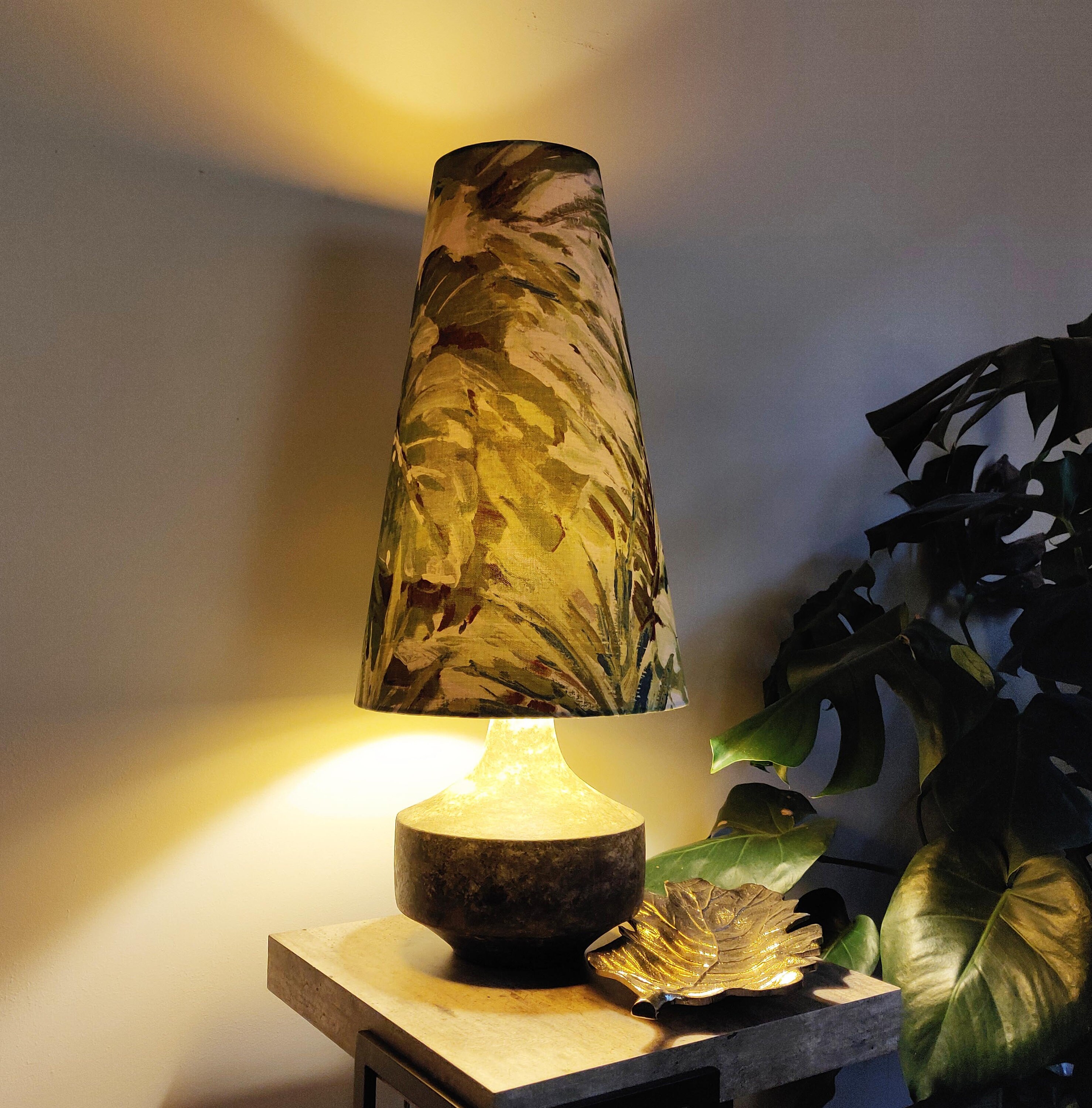 Lampadaire vintage doré avec abat-jour en velours vert - Botanica