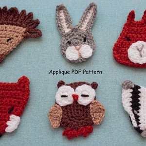 Könnte beinhalten: Sechs gehäkelte Tier-Applikationen in verschiedenen Farben, darunter ein Igel, ein Kaninchen, ein Fuchs, eine Eule und ein Dachs. Die Applikationen sind auf einem blauen Stoffhintergrund angeordnet. Der Text "Applique PDF Pattern" ist unter den Applikationen gedruckt.