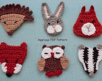 Puede incluir: Seis aplicaciones de animales de crochet en varios colores, incluyendo un erizo, un conejo, un zorro, un búho y un tejón. Las aplicaciones están dispuestas sobre un fondo de tela azul. El texto "Applique PDF Pattern" está impreso debajo de las aplicaciones.