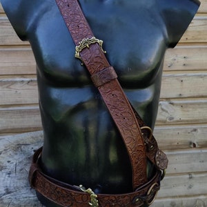 Doppelt verwendbarer Ledergürtel,zum Tragen über der Brust oder als normaler Gürtel.LARP, ATREZZO mittelalterlich Wikinger Pirat Zauberer