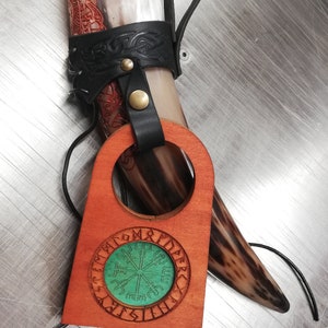 Confezione doppio supporto in pelle con supporto in legno vegvísir per corno da bere celtico vichingo medievale LARP COSPLAY PROPS