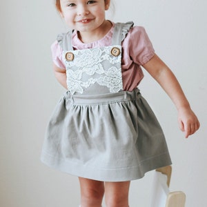 Robe Pinafore avant en dentelle de fille Vêtements pour enfants de style vintage Sangles à volants avec boutons en bois Vêtements pour enfants pour photos de famille image 1