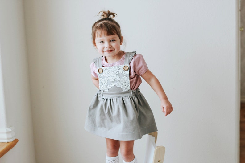 Robe Pinafore avant en dentelle de fille Vêtements pour enfants de style vintage Sangles à volants avec boutons en bois Vêtements pour enfants pour photos de famille image 1