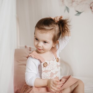 Robe Pinafore avant en dentelle de fille Vêtements pour enfants de style vintage Sangles à volants avec boutons en bois Vêtements pour enfants pour photos de famille image 8