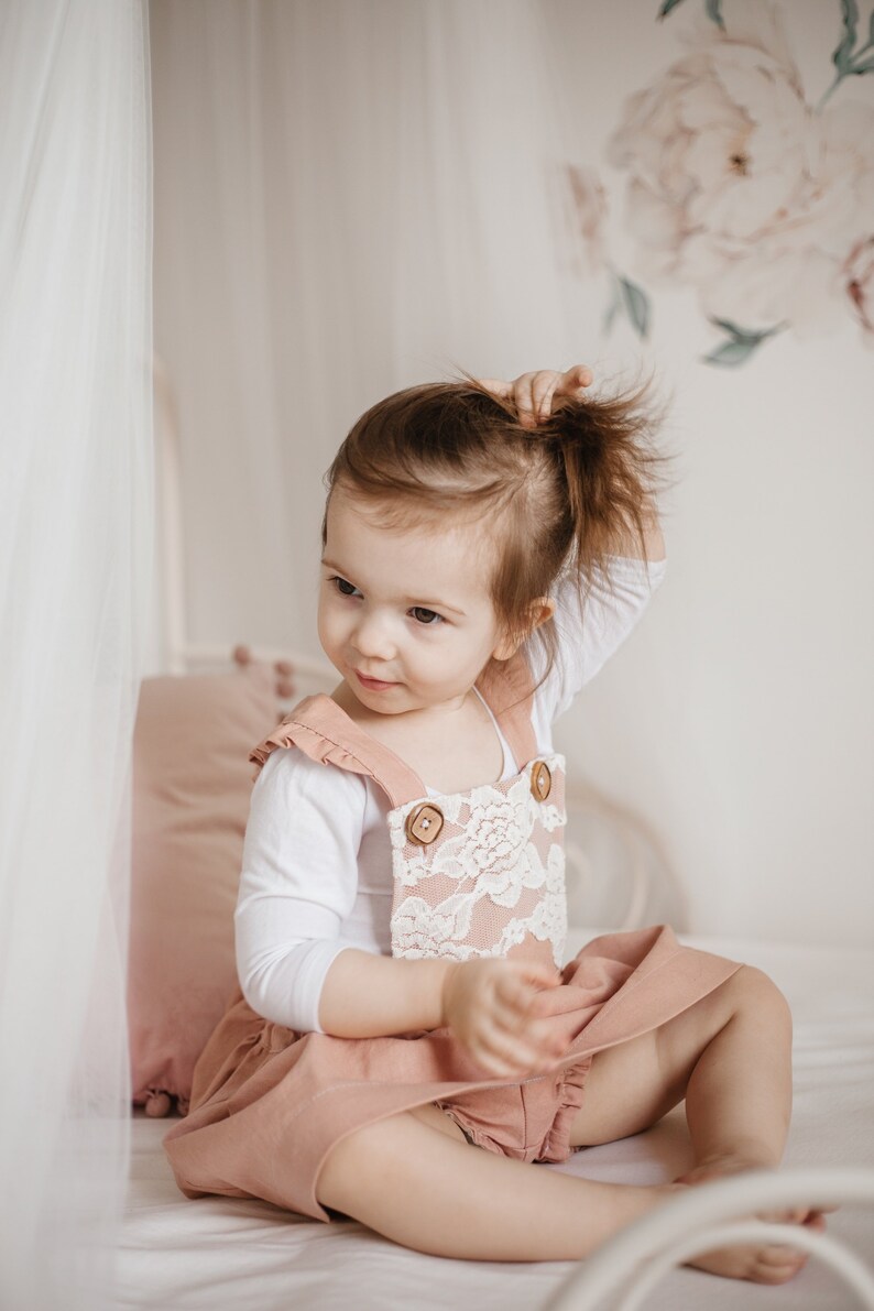 Robe Pinafore avant en dentelle de fille Vêtements pour enfants de style vintage Sangles à volants avec boutons en bois Vêtements pour enfants pour photos de famille image 8