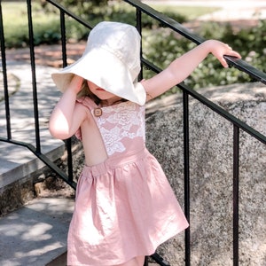 Robe Pinafore avant en dentelle de fille Vêtements pour enfants de style vintage Sangles à volants avec boutons en bois Vêtements pour enfants pour photos de famille image 7