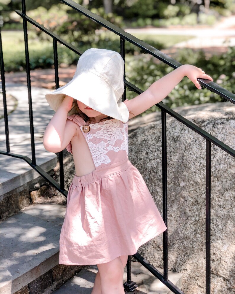 Robe Pinafore avant en dentelle de fille Vêtements pour enfants de style vintage Sangles à volants avec boutons en bois Vêtements pour enfants pour photos de famille image 7