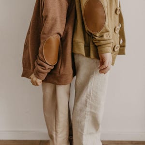 Kinder French Terry Strickjacke | Vintage-Stil, Holzknöpfe, Ellenbogen Patches