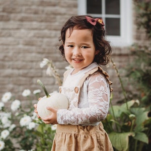 Robe Pinafore avant en dentelle de fille Vêtements pour enfants de style vintage Sangles à volants avec boutons en bois Vêtements pour enfants pour photos de famille image 5