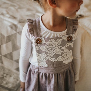 Robe Pinafore avant en dentelle de fille Vêtements pour enfants de style vintage Sangles à volants avec boutons en bois Vêtements pour enfants pour photos de famille image 2