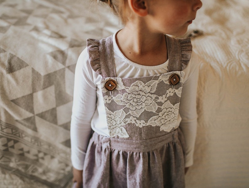 Robe Pinafore avant en dentelle de fille Vêtements pour enfants de style vintage Sangles à volants avec boutons en bois Vêtements pour enfants pour photos de famille image 2