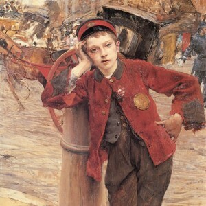Könnte beinhalten: Ein junger Junge in einer roten Jacke und einer Mütze steht an einem Holzpfosten angelehnt. Er trägt eine braune Hose und schwarze Schuhe. Er hat einen ernsten Gesichtsausdruck. Der Hintergrund ist eine geschäftige Straßenszene mit Pferdekutschen und Menschen.
