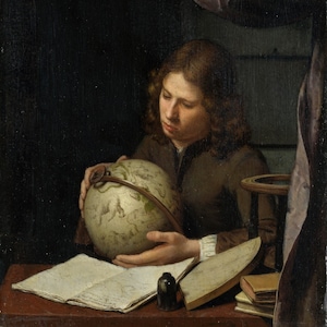 Könnte beinhalten: Eine junge Person sitzt an einem Tisch mit einem aufgeschlagenen Buch vor sich. Sie hält einen Globus in ihren Händen. Auf dem Tisch stehen ein kleiner Sanduhr und weitere Bücher.