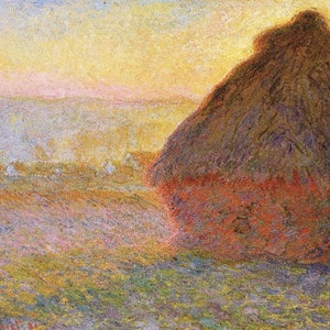Peut inclure: Une peinture représentant une meule de foin dans un champ au coucher du soleil. La meule de foin est un grand monticule brun avec une base brun rougeâtre. Le champ est d'un violet et d'un bleu doux et brumeux, avec un ciel jaune en arrière-plan.