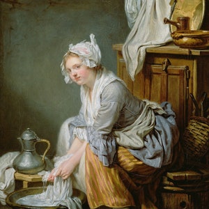 Op de afbeelding: Een vrouw in een witte muts en een gestreepte rok wast een witte doek in een wasbak. Een tinnen kan staat op een kruk naast de wasbak. De vrouw bevindt zich in een keuken met een houten kast en een mand in de achtergrond.