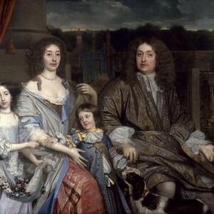 Op de afbeelding: Een portretschilderij van een gezin van vier, een man, een vrouw en twee kinderen. De man draagt een bruine, gepatroneerde robe en de vrouw draagt een blauwe en witte jurk. De kinderen dragen blauwe en witte jurken. Het gezin is geposeerd voor een tuinsetting.