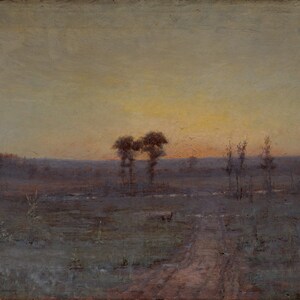 Pode incluir: Uma pintura de uma paisagem ao pôr do sol com uma estrada de terra que leva a um grupo de árvores à distância. O céu é de um amarelo e laranja suaves, e o solo é de um verde e marrom opacos.