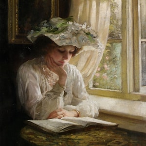 Może przedstawiać: Kobieta w białej sukni i białym kapeluszu z zielonymi akcentami siedzi przy oknie i czyta książkę. Okno jest otwarte i widać ogród na zewnątrz. Ręka kobiety spoczywa na książce, a druga ręka jest na jej brodzie. Światło z okna oświetla twarz kobiety i książkę.