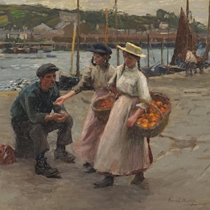 Könnte beinhalten: Zwei Frauen in langen Kleidern und Strohhüten verkaufen Orangen aus Körben an einen Mann in grüner Jacke und Mütze. Die Szene spielt an einem Sandstrand mit einem Hafen im Hintergrund.