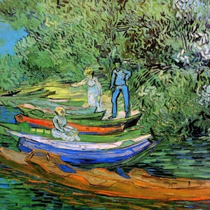 Pode incluir: Uma pintura que representa uma cena de rio com vários barcos atracados na margem. Os barcos são pintados em tons de azul, verde e vermelho. Há duas figuras em pé na margem, uma com uma camisa azul e a outra com um vestido branco. O fundo é uma floresta verdejante.