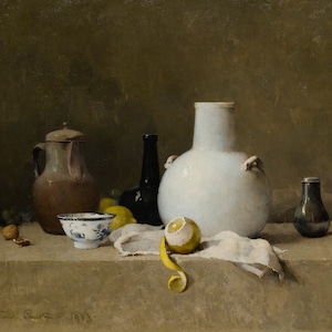 Pode incluir: Uma natureza morta que representa um vaso de cerâmica branca, um jarro de cerâmica marrom, uma garrafa de vidro escuro, uma tigela branca pequena, um limão e uma noz sobre uma mesa de madeira. A pintura é assinada "Emil Carlsen 1903".