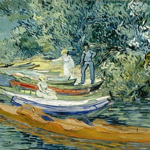 Pode incluir: Uma pintura que retrata uma cena de rio com vários barcos atracados na margem. Os barcos são de várias cores, incluindo azul, verde, vermelho e amarelo. Há duas figuras em pé na margem, uma com um vestido branco e a outra com calças azuis. O fundo é uma floresta verde exuberante.