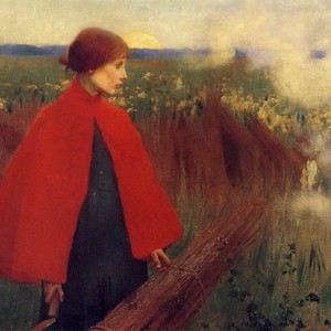 Peut inclure: Une jeune personne portant une cape rouge et une robe sombre se tient dans un champ d'herbe haute. Elle tient un fagot de bois dans sa main gauche et regarde vers la droite. L'arrière-plan est un paysage brumeux avec un soleil lointain.