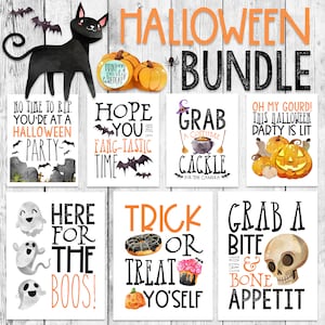 Könnte beinhalten: Ein Satz von acht druckbaren Halloween-Partyschildern mit verschiedenen gruseligen und lustigen Sprüchen. Die Schilder zeigen Illustrationen von Kürbissen, Geistern, Fledermäusen, einer schwarzen Katze, einem Schädel, einem Hexenhut und einem Kessel. Der Text auf den Schildern enthält Sätze wie "Keine Zeit zum RIP, du bist auf einer Halloween-Party", "Hoffe, du hast eine fang-tastische Zeit", "Schnapp dir ein Kostüm und gacker für die Kamera", "Oh mein Kürbis! Diese Halloween-Party ist lit", "Hier für die Boos!", "Trick or treat yo'self" und "Schnapp dir einen Happen zu essen & Knochenappetit".