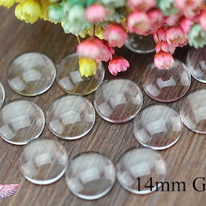 Puede incluir: Una colección de cabujones de vidrio transparente de 14 mm, perfectos para manualidades y la elaboración de joyas.