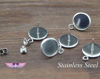 Può includere: Un set di sei elementi per orecchini color argento. Gli elementi sono in acciaio inossidabile e includono due paia di perni per orecchini con bezze rotonde, due paia di retro per orecchini e due fili per orecchini. I perni per orecchini hanno una finitura liscia e lucida.