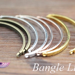 Puede incluir: Cinco eslabones de brazalete en diferentes acabados metálicos: oro, oro rosa, plata y dos tonos de bronce. Los eslabones están abiertos y listos para conectarse para crear un brazalete personalizado.