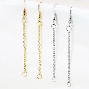 Puede incluir: Un conjunto de tres pares de pendientes colgantes con un diseño de cadena. Los pendientes están disponibles en oro y plata.