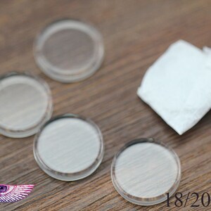 May include: Four clear glass circles, each measuring 18/20 mm in diameter, are arranged on a wooden surface. A white tissue paper square is also visible in the image.