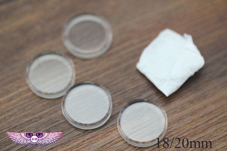 May include: Four clear glass circles, each measuring 18/20 mm in diameter, are arranged on a wooden surface. A white tissue paper square is also visible in the image.