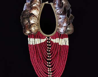 Collana tribale con conchiglie, 66 cm: gioiello di tendenza in stile papuano con perline e frange rosse