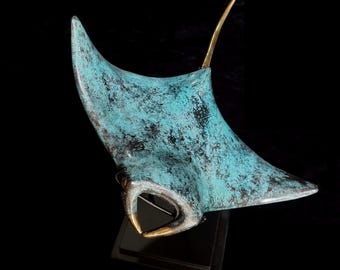 Escultura de manta raya de bronce con pátina azul – Arte marino costero