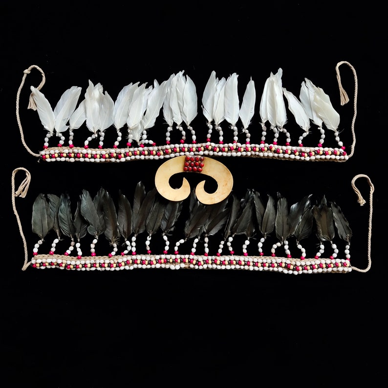 May include: A handmade wooden sign with the text "Welcome" in a playful font. The sign has a distressed white background and a dark brown border, ideal for a front door or entryway. The sign measures approximately 30 cm wide and 15 cm tall.