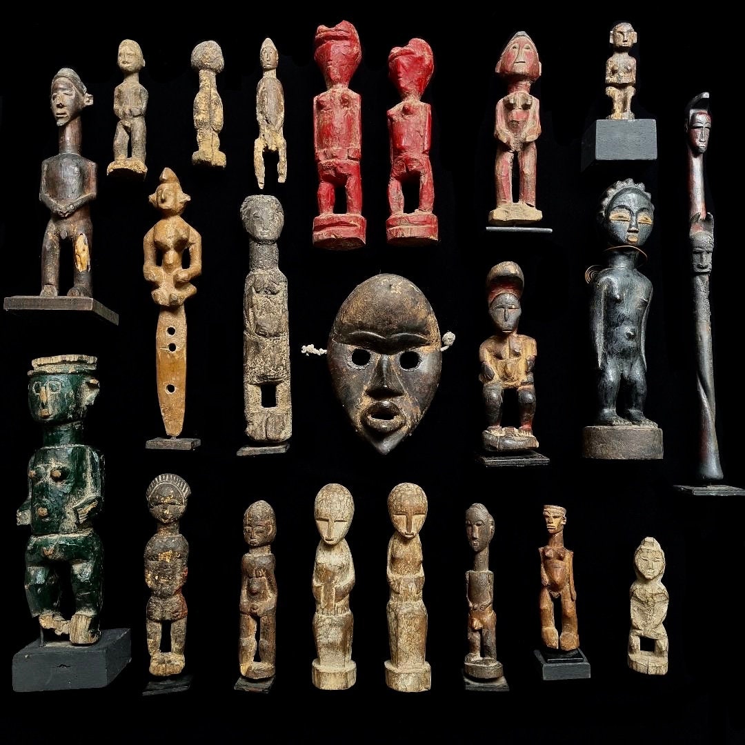 バウレ族の祖先像彫刻、赤い木彫りの像、アフリカの収集品アート