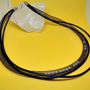 コンテンポラリージュエリー、モダンネックレス、淡水パール付きメッシュネックレス、ユニークなネックレス、ブラックラバーネックレス 送料無料