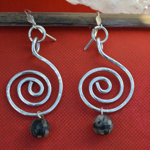 ハンマードアルミニウムイヤリング、ワイヤーラップジュエリーハンドメイド、アルミニウムジュエリー、ルチルクォーツ付きスパイラルイヤリング、送料無料