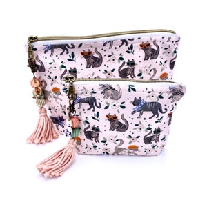 Neceser de Gatos y Gatitos, hecho a mano, para el colegio o para viajar. Borla con cuentas y cierre de cremallera. Totalmente forrado y acolchado suave. Disponible en dos tamaños.