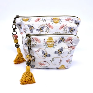 Bolsa de cosméticos Honey Bees / Bee Hive, totalmente forrada, levemente acolchoada. Fecho de zíper, pingente Honey Bee. Dois tamanhos disponíveis
