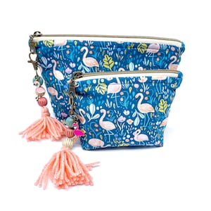 Pink Flamingo Kosmetiktasche, handgemacht, komplett gefüttert, leicht gepolstert, Reißverschluss und Perlenquaste, zwei Größen. Mädchen Reise Geschenk