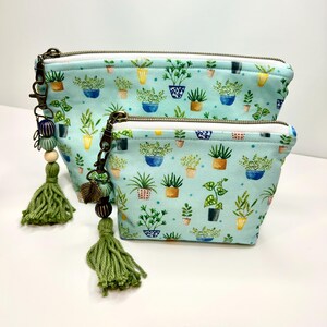Bolsa con cremallera color aguamarina brillante, para cosméticos o proyectos, con plantas verdes de colores, tirador de cuentas, borla de hilo, totalmente forrada, 2 tamaños. Regalo para mujer.