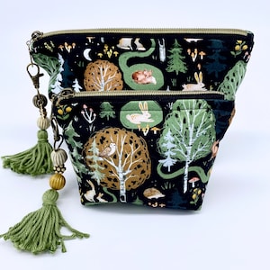 Borsa cosmetica Fox Woodland, completamente foderata, leggermente imbottita con cerniera, nappa e ciondolo a forma di volpe. Disponibile in 2 misure.
