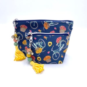 Borsa cosmetica con cestini di biciclette e fiori, realizzata a mano / foderata e imbottita, chiusura con cerniera / nappa con ciondolo a forma di bicicletta. Disponibili in 2 misure