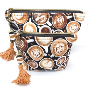 ¡Café, por favor! Neceser/bolsa para proyectos artesanal, totalmente forrado, ligeramente acolchado, cremallera dorada y dije de taza de café. Disponible en dos tamaños.