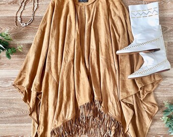 Poncho/capa vintage de los años 80 de GK by Genel, de ante de cordero color tostado, con flecos, talla única.